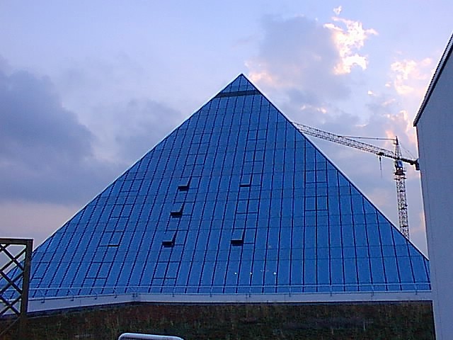 Pyramide außen.jpg